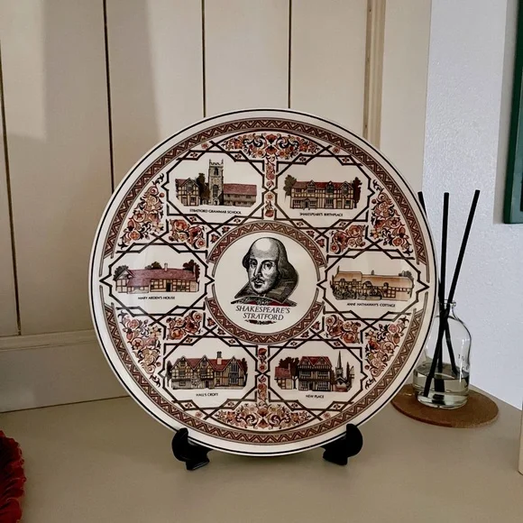 10" plate Wedgewood Etruria & Barlaston features Shakespeare's Stratford 📚🖋️ - Picture 1 of 6